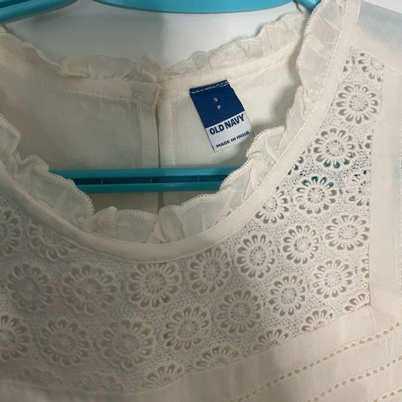 Lightweight Sleeveless Blouse - Picture 2 of 3